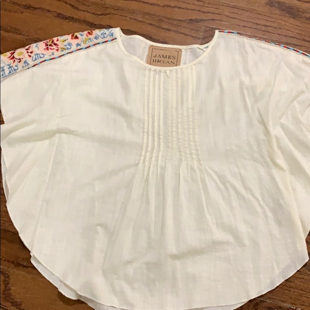 Blouse with shoulder embroidery Medium